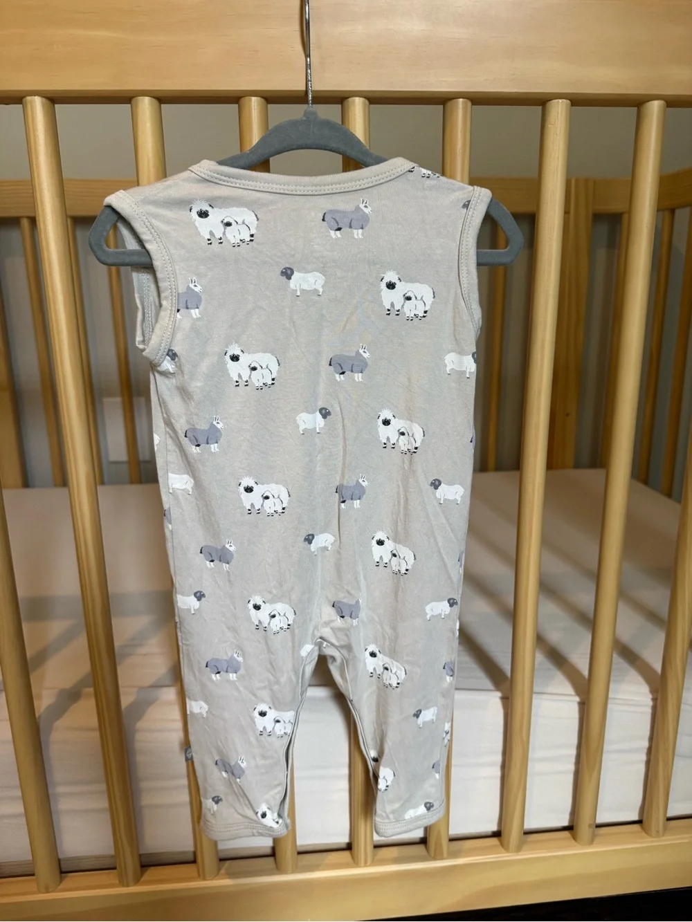 Kyte Baby 6-12M Sleeveless Romper in Lamb (EUC)